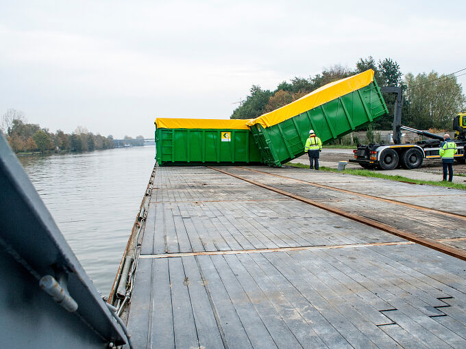     “Het is de bedoeling om in de toekomst te komen tot een shuttledienst die continu heen en terugvaart en die we ook willen openstellen voor andere bedrijven. Zelf berekenden we dat, als een schip een hele week op het traject actief is, wij met Vanheede Env
